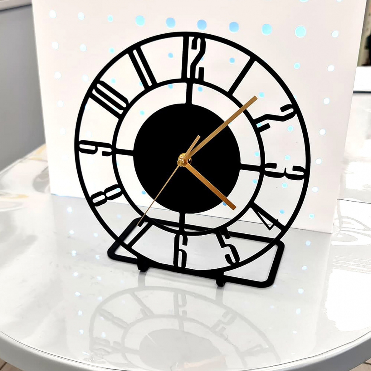 שעון שולחני ממתכת