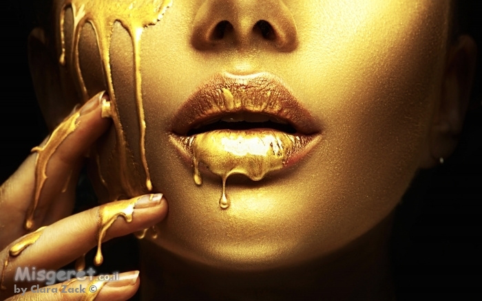 זהב נשפך על בחורה