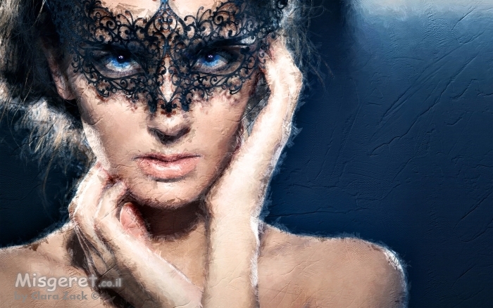 אשה לובשת רק מסכה