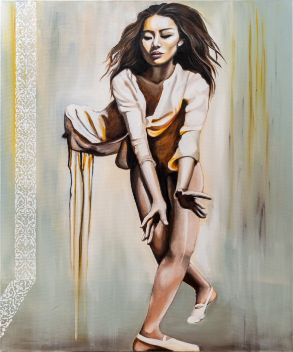 רקדנית יפנית עם פס דקורטי