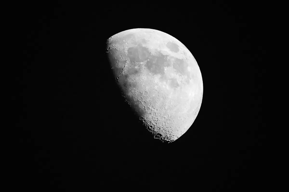 הצד המואר של הירח - משה (מוזס) בנסון - תמונות שחור לבן  - מק''ט: 444670