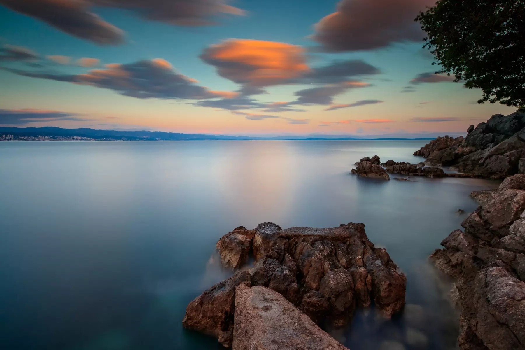sunset in Opatija – ניקולאי טטרצ&#039;וק | תמונה לסלון בסגנון מודרני
