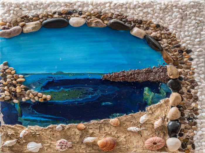 תמונת חוף בשילוב אבנים