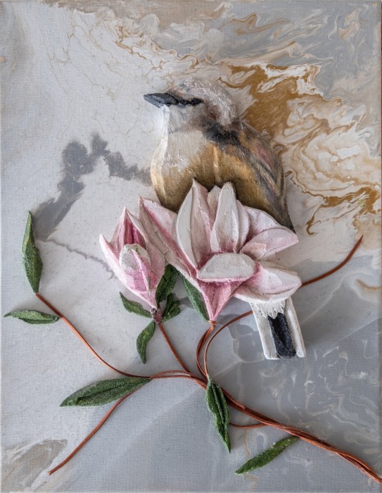 ציפור עם פרח