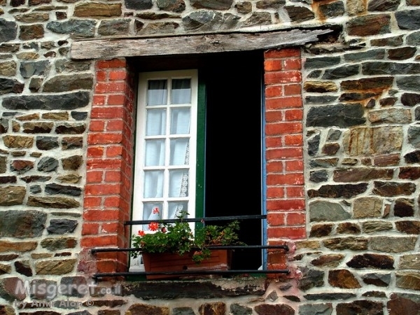 חלון על קיר אבן