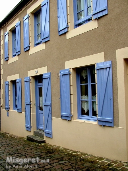 החלונות הסגולים