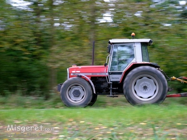 טרקטור בעבודה