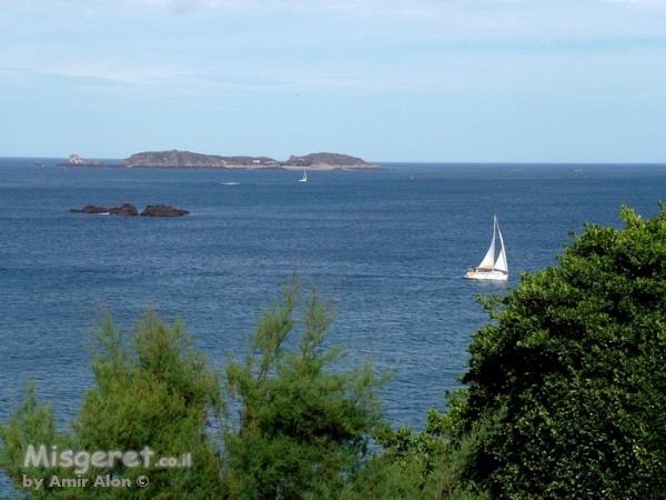 סירת מפרש לבנה