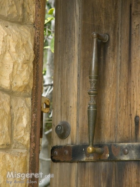 דלת עץ בצפת