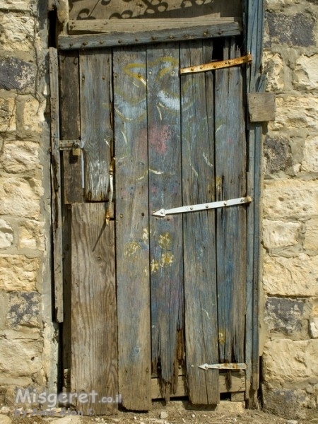 דלת עץ ישנה