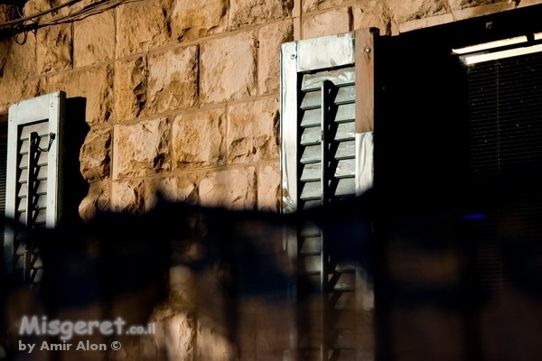 תריסים בוהקים