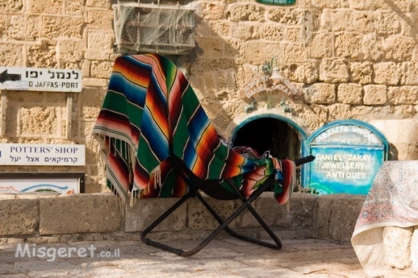 כסא צבעוני בנמל יפו