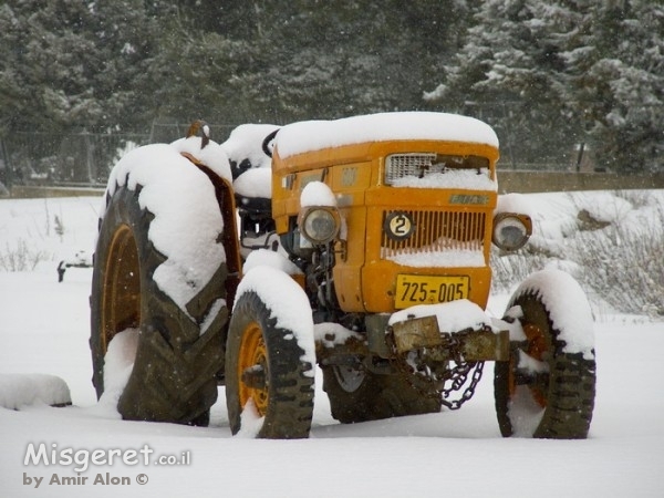 טקטור מכוסה שלג