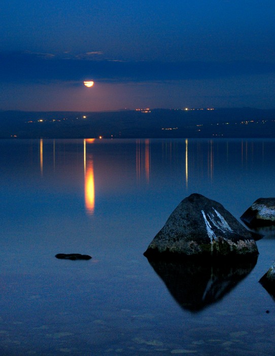 ירח כנרת ואבן