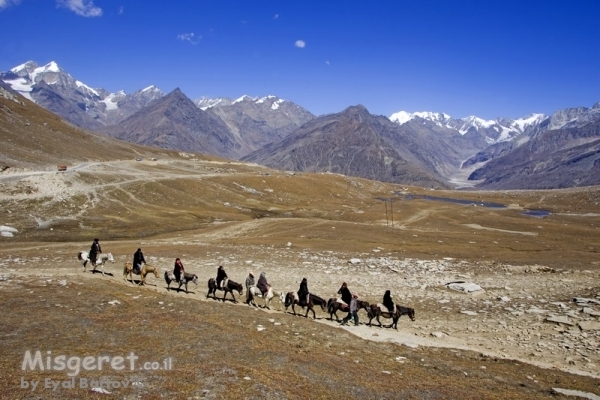 שיירה בהרים