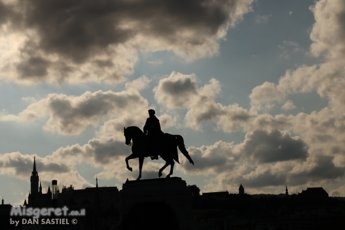 רוכב בין עננים