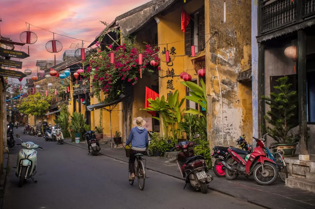 רחוב צבעוני בוייטנאם - דקל בר - תמונות של אנשים  - מק''ט: 418206