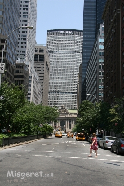 האדם מול הבניין