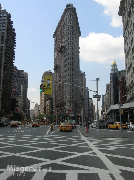 בניין משולש