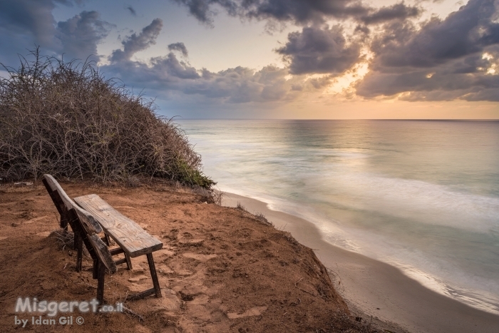 בספסל מול השקיעה