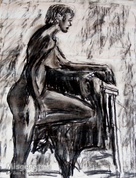 אישה בעירום נשענת על כסא