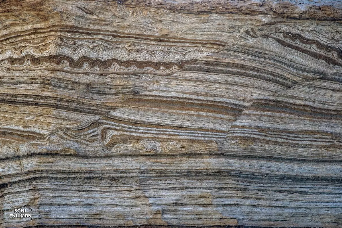 חתך באדמה - קובי פרידמן - אבסטרקט רקעים צורות תבניות מופשטות  - מק''ט: 378833