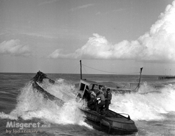 תל אביב 1937 - סירה בגלים