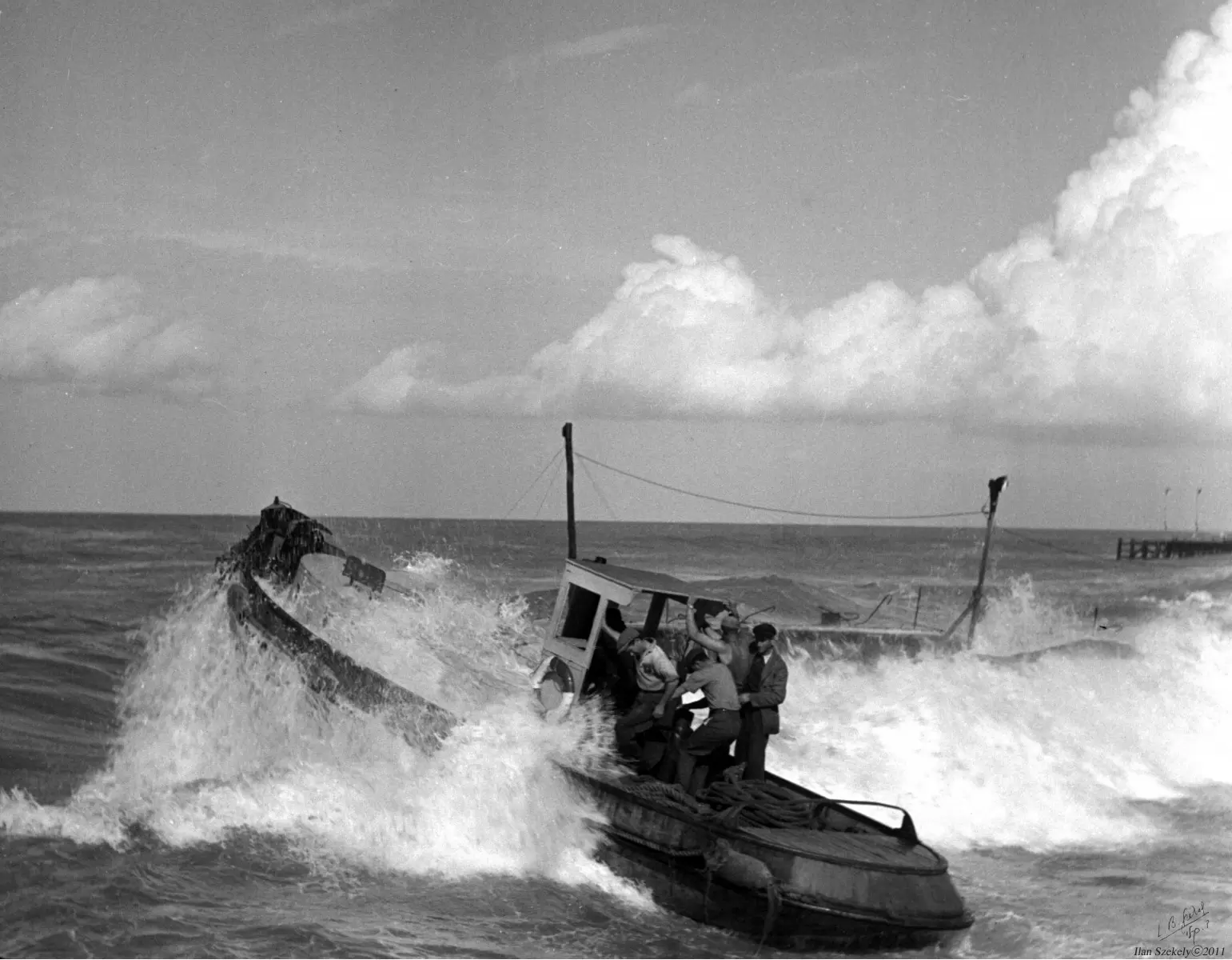 תל אביב 1937 - סירה בגלים - דוד לסלו סקלי -  - מק''ט: 141846