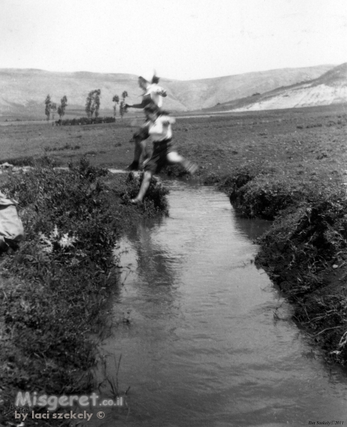 שער הגולן 1944 - תעלת מים