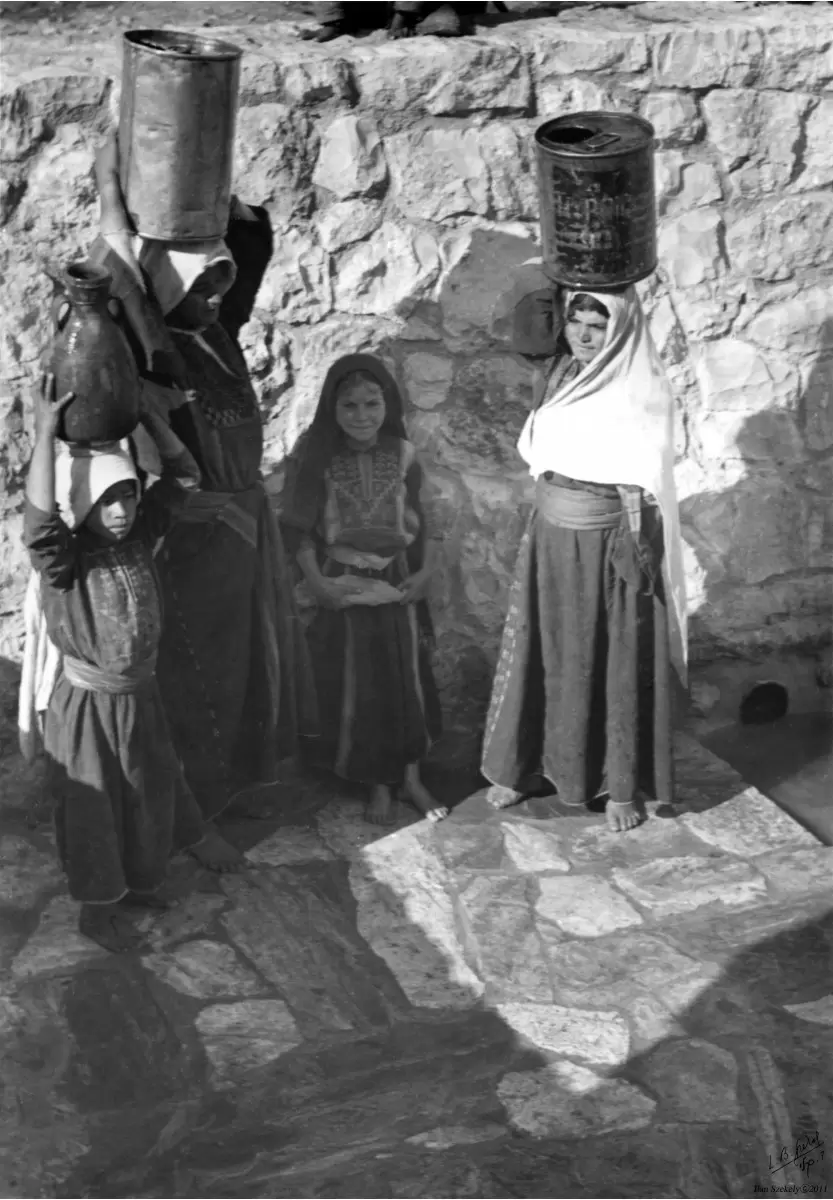 עלאר 1947 - נשים במעיין - דוד לסלו סקלי -  - מק''ט: 142518