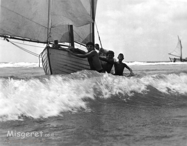 תל אביב 1939 נערים וסירה