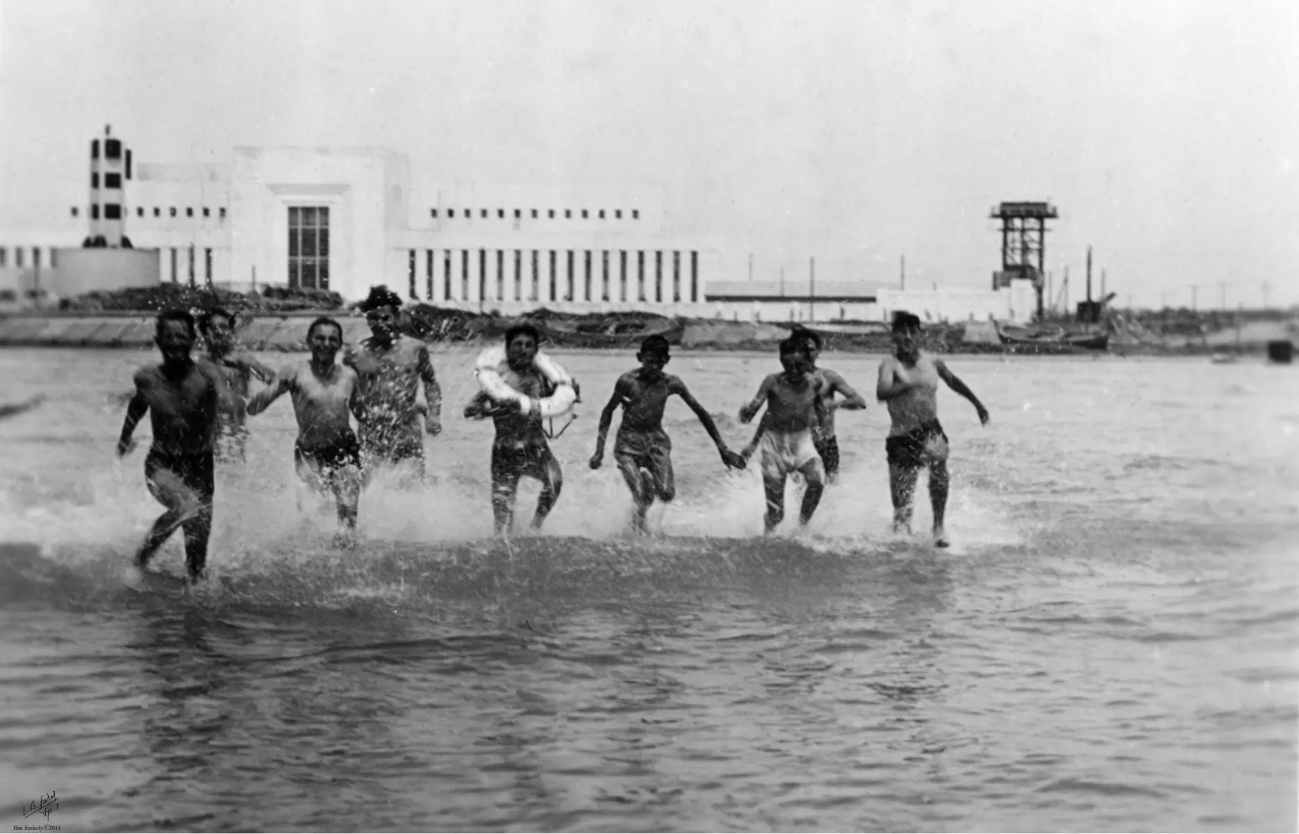 תל אביב 1939 רצים בים - דוד לסלו סקלי -  - מק''ט: 142955