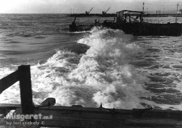 תל אביב 1938 מזח סירה וגל