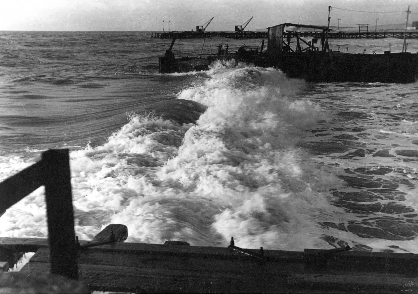 תל אביב 1938 מזח סירה וגל - דוד לסלו סקלי -  - מק''ט: 143447