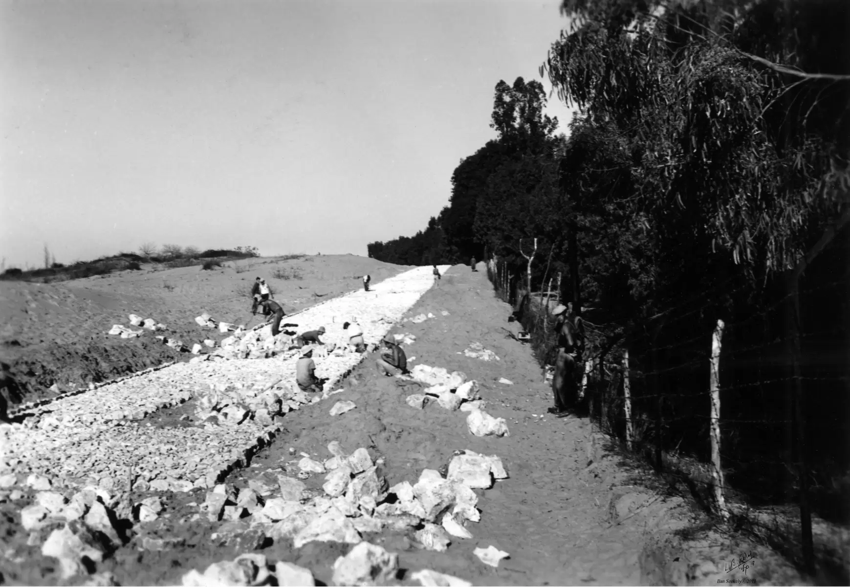 נבי רובין 1940 בונים כביש – דוד לסלו סקלי | תמונה לסלון בסגנון כפרי