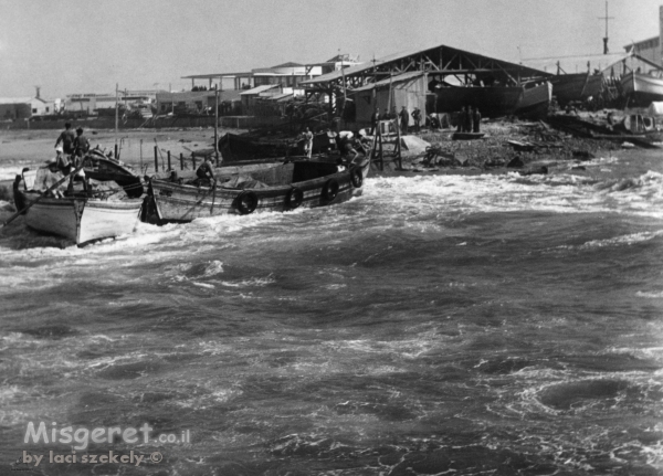 תל אביב 1937 סירות ומחסן