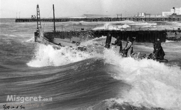 תל אביב 1937 סירה בגלים