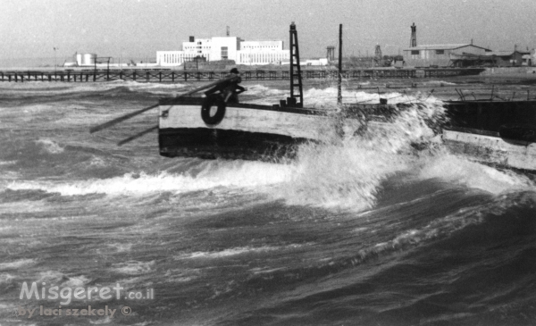תל אביב 1937 סירה על גל
