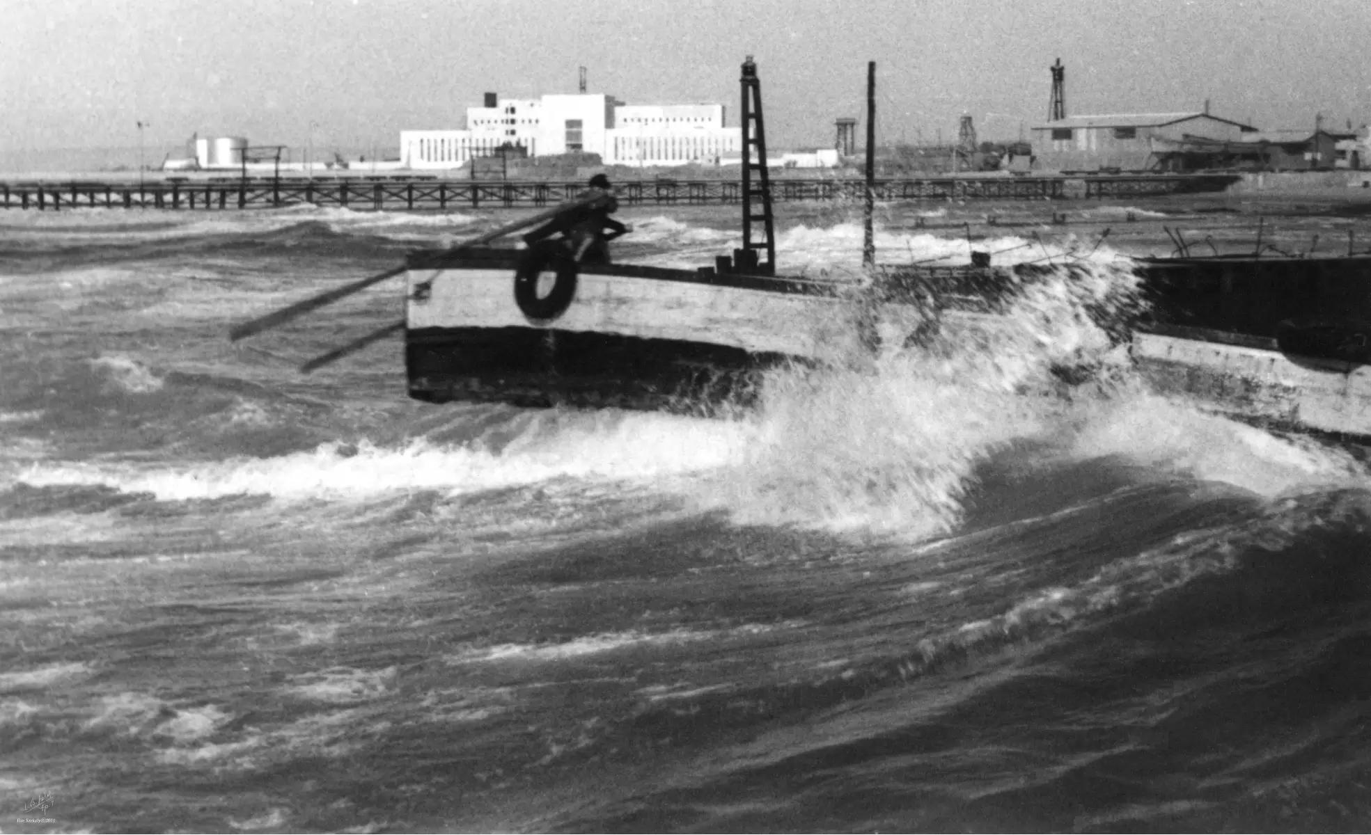 תל אביב 1937 סירה על גל - דוד לסלו סקלי -  - מק''ט: 153313