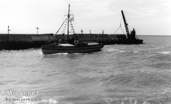 תל אביב 1937 סירה עם דגל