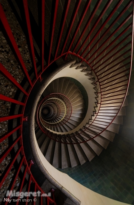 ירידה במדרגות