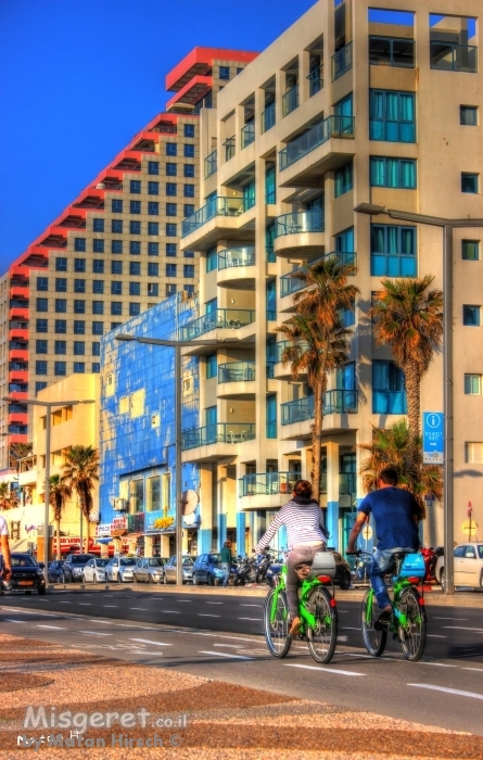 רוכבים בטיילת