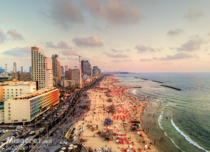 חוף תל אביב בשקיעה