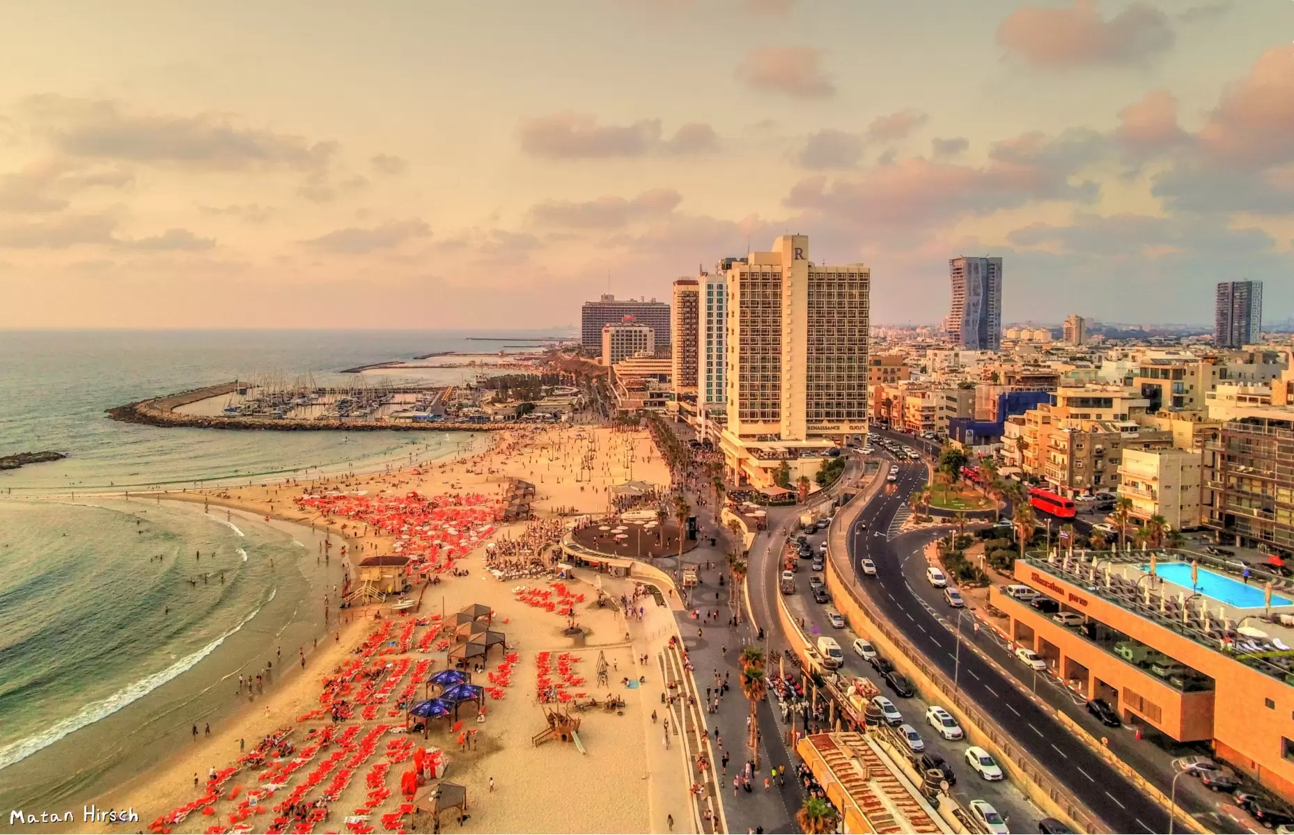 טיילת תל אביב בשקיעה – מתן הירש | תמונה לסלון בסגנון מודרני