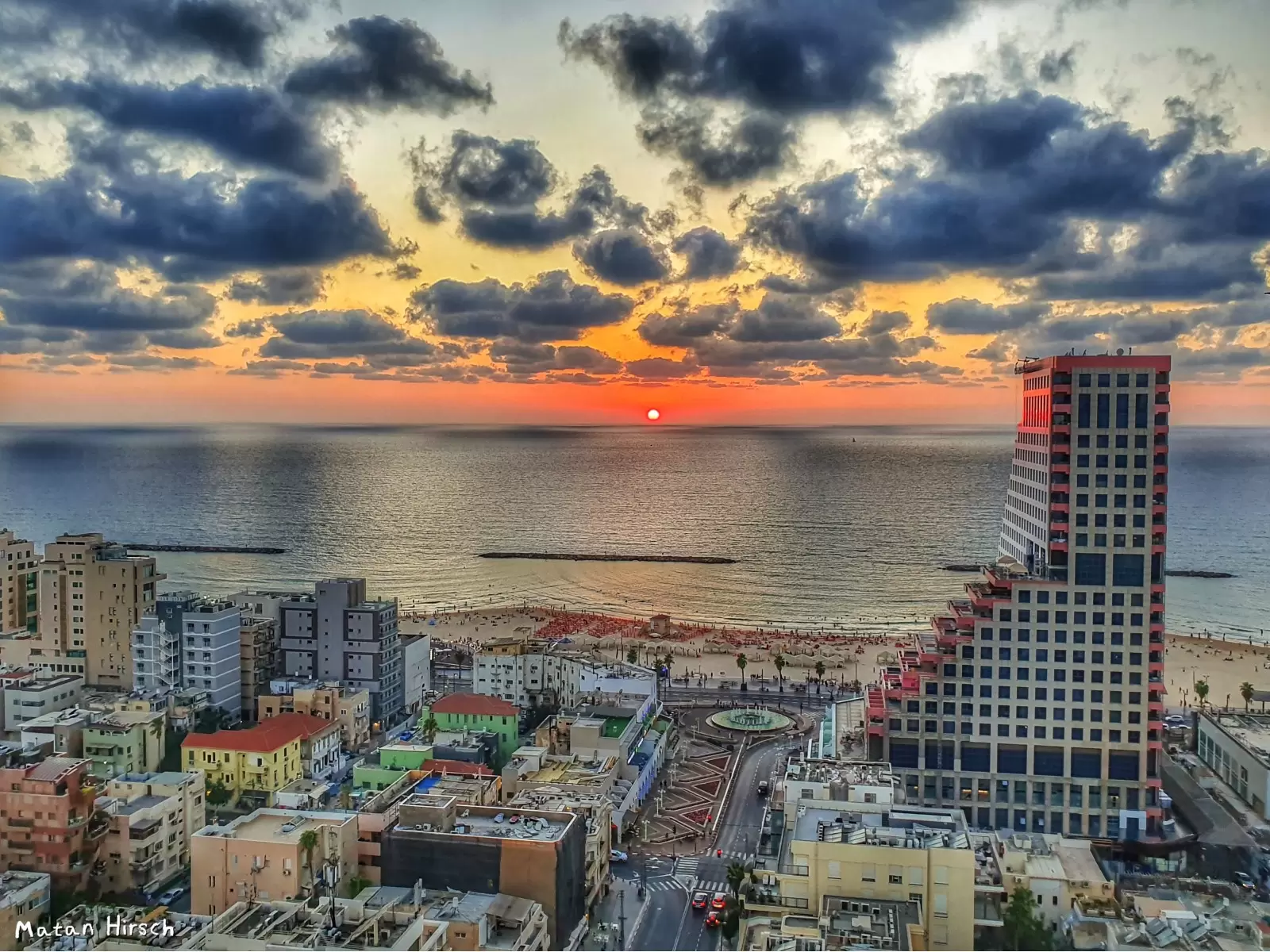 שקיעה תל אביבית - מתן הירש - תמונות אורבניות לסלון  - מק''ט: 333536