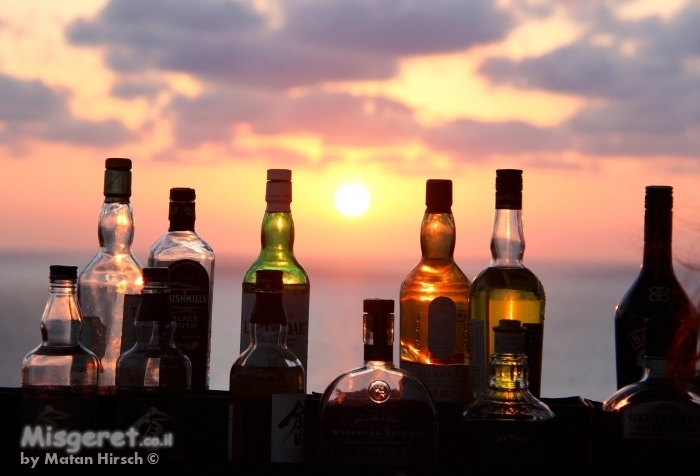 על הבר בשקיעה