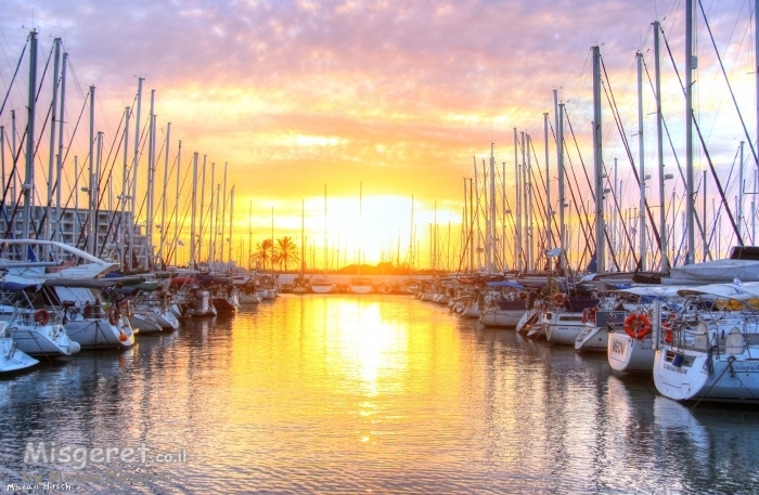 שקיעה בין הסירות