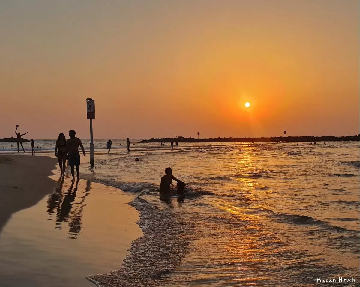 בחוף הים של תל אביב - מתן הירש -  - מק''ט: 367898