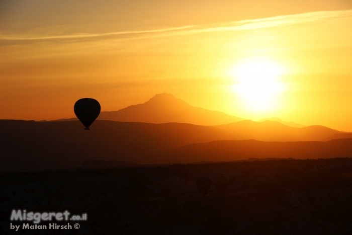 כדור פורח בזריחה