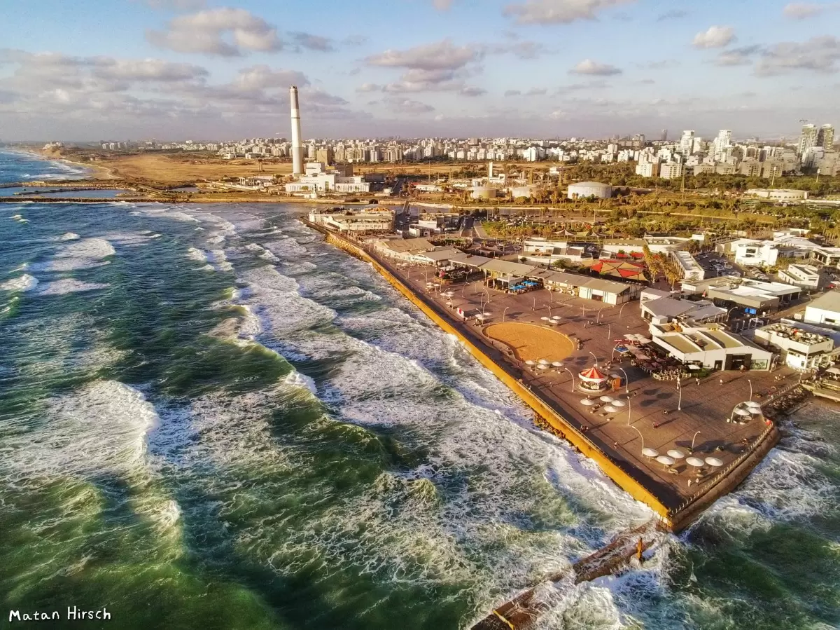 נמל תל אביב מגבוה – מתן הירש | תמונה לסלון בסגנון מודרני